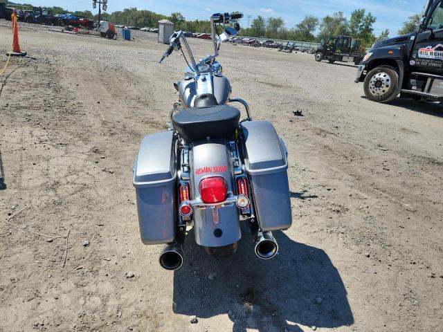 1HD1FBC14HB652847 - 2017 HARLEY-DAVIDSON FLHR ROAD KING SILVER photo 4