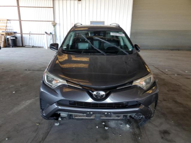 2T3ZFREV0JW433202 - 2018 TOYOTA RAV4 LE Grau Foto 5