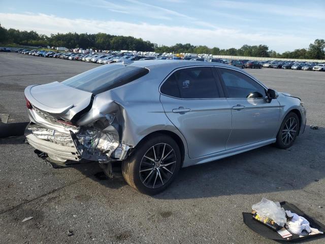 4T1G11AK5NU649788 - 2022 TOYOTA CAMRY SE SILVER photo 3