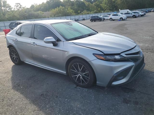 4T1G11AK5NU649788 - 2022 TOYOTA CAMRY SE SILVER photo 4