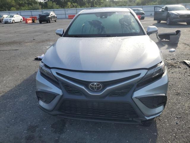 4T1G11AK5NU649788 - 2022 TOYOTA CAMRY SE SILVER photo 5