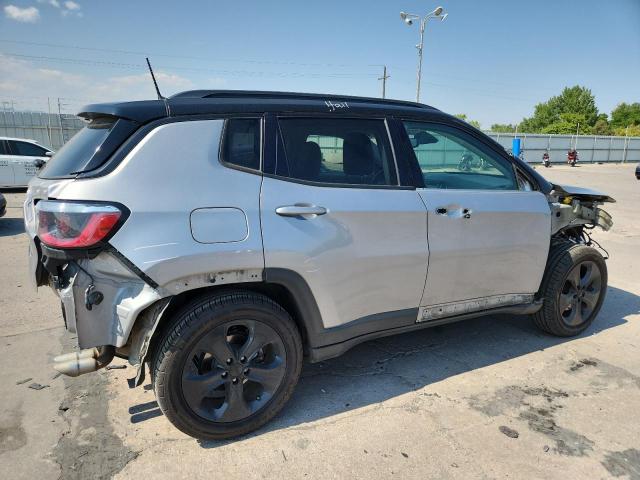 3C4NJCBBXKT692812 - 2019 JEEP COMPASS LATITUDE Сріблястий фото 3