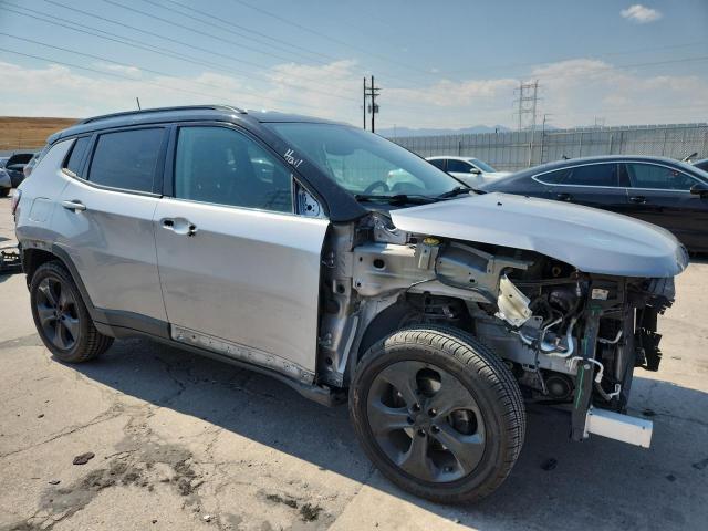 3C4NJCBBXKT692812 - 2019 JEEP COMPASS LATITUDE Сріблястий фото 4