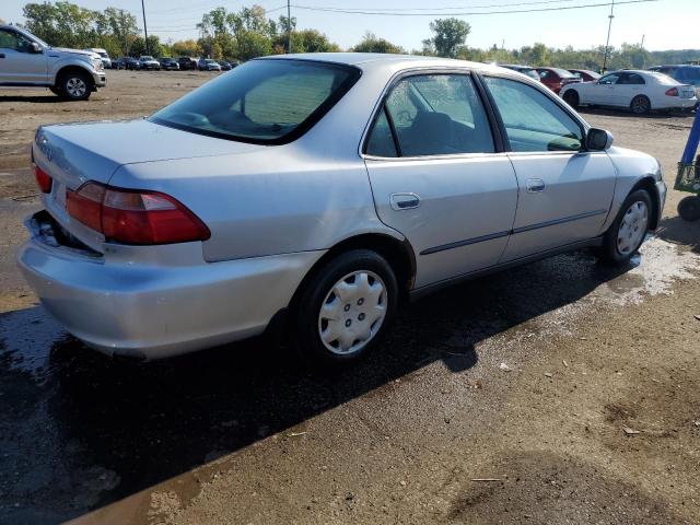 1HGCG5545WA115635 - 1998 HONDA ACCORD LX SILVER photo 3