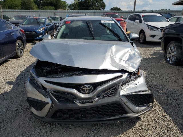 4T1G11AK7PU732769 - 2023 TOYOTA CAMRY SE NIGHT SHADE SILVER photo 5