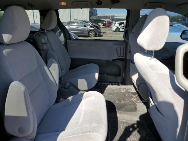5TDKZ3DC3HS782341 - 2017 TOYOTA SIENNA LE 银色 照片 11