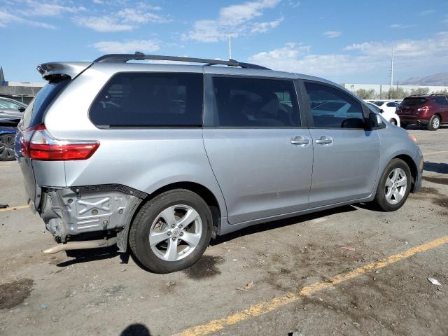 5TDKZ3DC3HS782341 - 2017 TOYOTA SIENNA LE 银色 照片 3