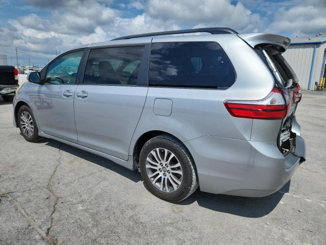 5TDYZ3DC1JS917624 - 2018 TOYOTA SIENNA XLE Сріблястий фото 2