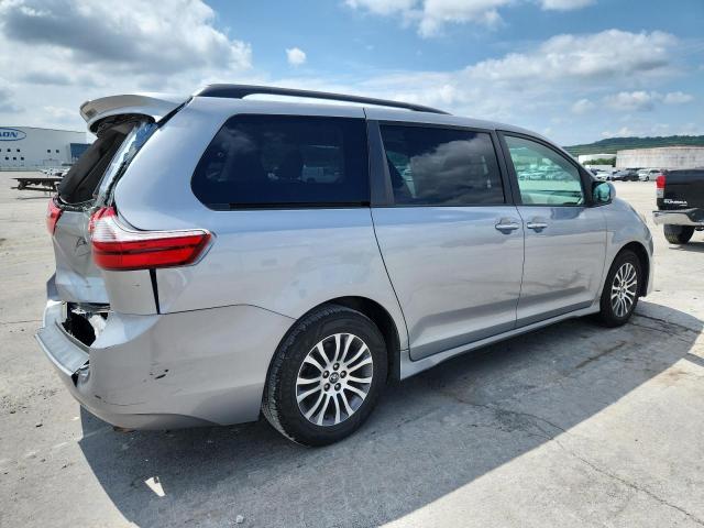 5TDYZ3DC1JS917624 - 2018 TOYOTA SIENNA XLE Сріблястий фото 3