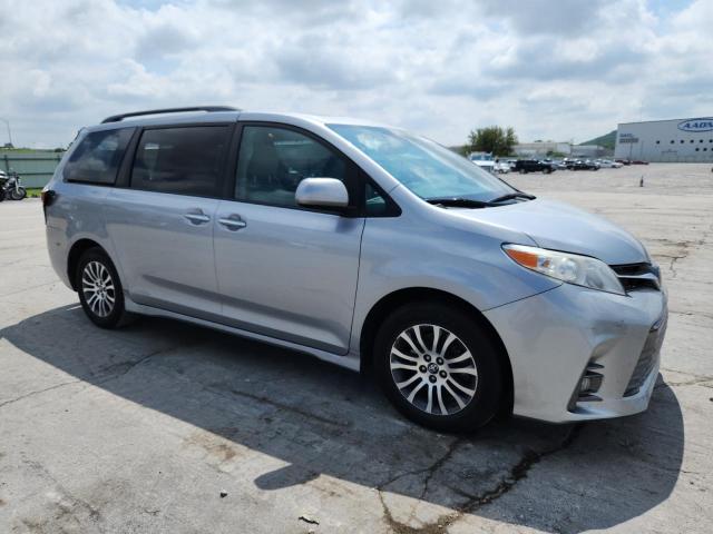 5TDYZ3DC1JS917624 - 2018 TOYOTA SIENNA XLE Сріблястий фото 4