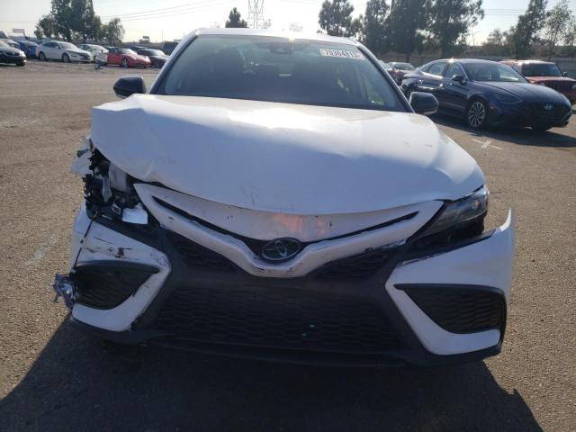 4T1G11AK7PU136397 - 2023 TOYOTA CAMRY SE NIGHT SHADE WHITE photo 5
