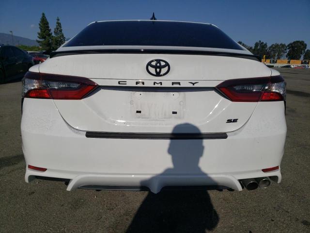 4T1G11AK7PU136397 - 2023 TOYOTA CAMRY SE NIGHT SHADE WHITE photo 6