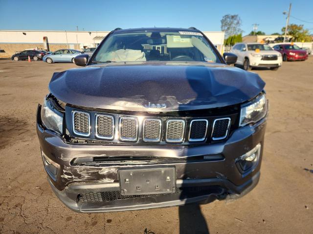 3C4NJDBB4KT813159 - 2019 JEEP COMPASS LATITUDE Grau Foto 5