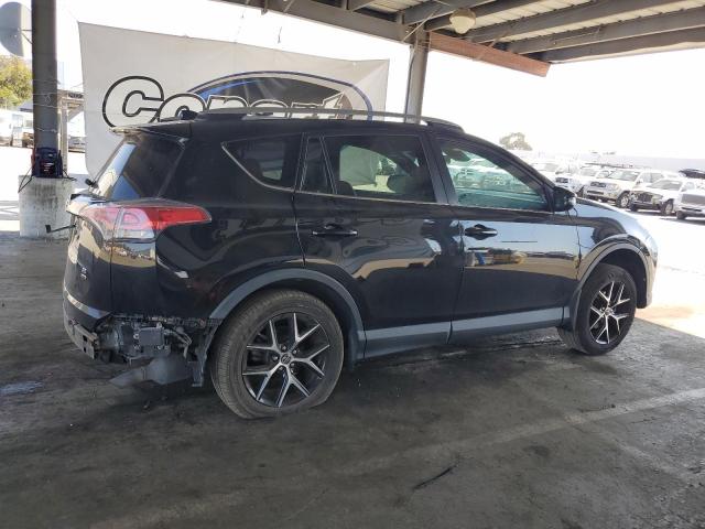 2T3JFREV9JW715190 - 2018 TOYOTA RAV4 SE შავი ფოტო 3