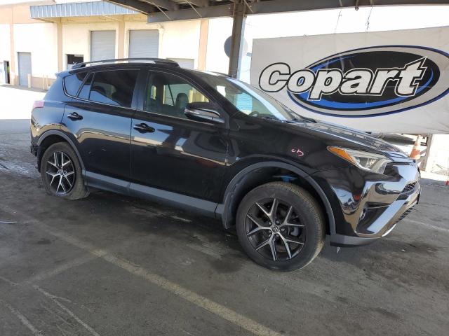 2T3JFREV9JW715190 - 2018 TOYOTA RAV4 SE შავი ფოტო 4