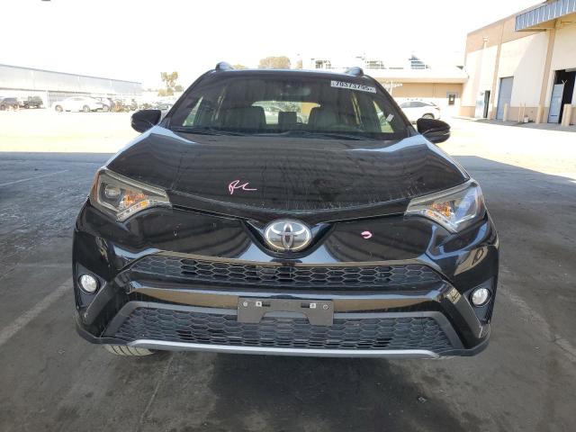 2T3JFREV9JW715190 - 2018 TOYOTA RAV4 SE შავი ფოტო 5