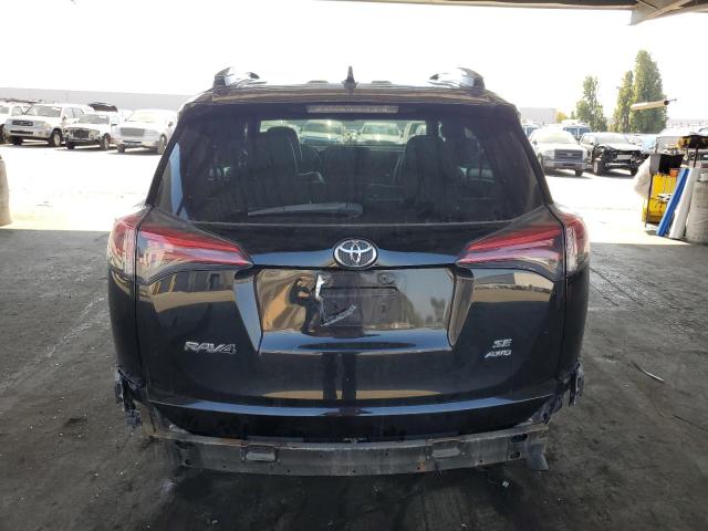 2T3JFREV9JW715190 - 2018 TOYOTA RAV4 SE შავი ფოტო 6