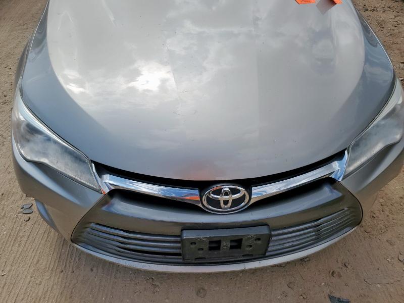 4T1BF1FK1HU735947 - 2017 TOYOTA CAMRY LE 银色 照片 11