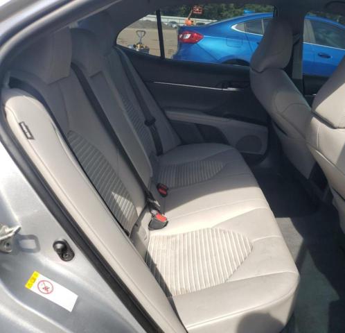 4T1B11HK0JU004735 - 2018 TOYOTA CAMRY L SILVER photo 10