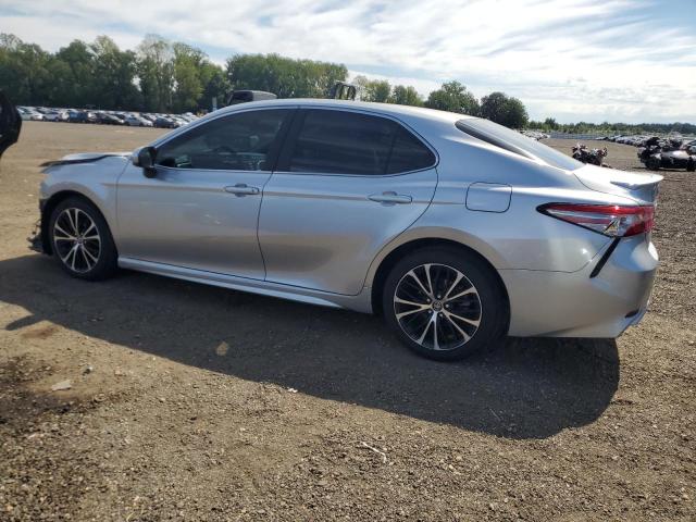 4T1B11HK0JU004735 - 2018 TOYOTA CAMRY L SILVER photo 2