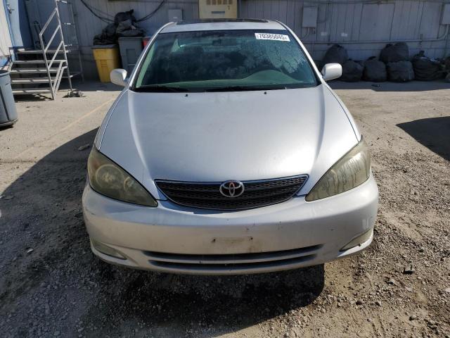 4T1BE32K64U319360 - 2004 TOYOTA CAMRY LE ვერცხლისფერი ფოტო 5