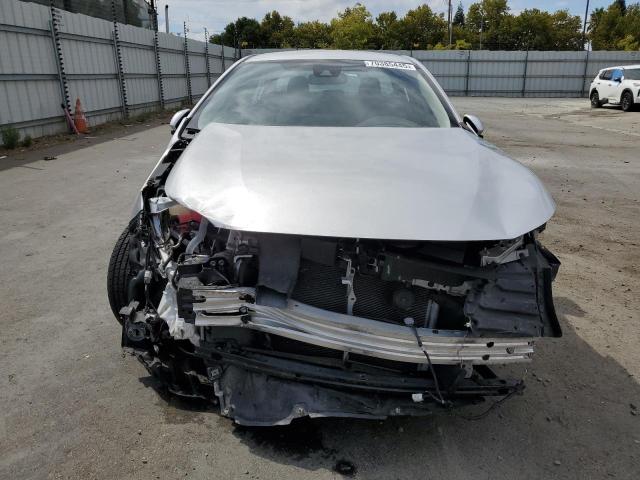 5YFEPMAE3NP325385 - 2022 TOYOTA COROLLA LE SILVER photo 5