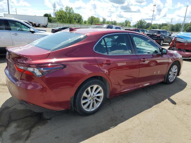 4T1C11AK9NU069930 - 2022 TOYOTA CAMRY LE RED photo 3