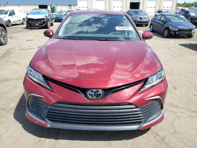4T1C11AK9NU069930 - 2022 TOYOTA CAMRY LE RED photo 5