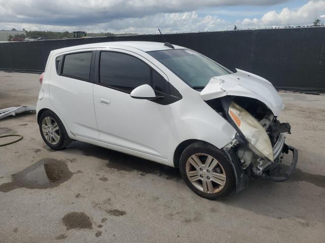 KL8CD6S95FC732186 - 2015 CHEVROLET SPARK 1LT Blanc photo 4