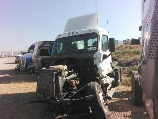 3AKJGEDV0GSHK6047 - 2016 FREIGHTLINER CASCADIA 1 WHITE photo 2