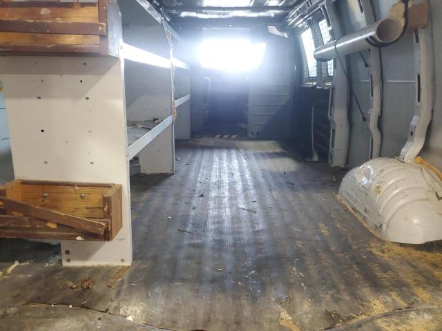 1GCWGBFP5J1335093 - 2018 CHEVROLET EXPRESS G2 Weiß Foto 10