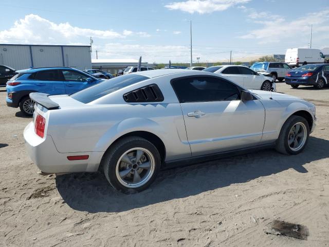 1ZVFT80N055205790 - 2005 FORD MUSTANG SILVER photo 3