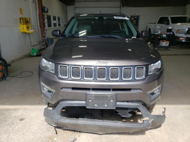 3C4NJDBB5HT680064 - 2017 JEEP COMPASS LATITUDE ნაცრისფერი ფოტო 5