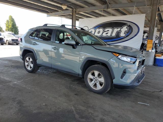 2T3W1RFVXMW146843 - 2021 TOYOTA RAV4 XLE SILVER photo 4