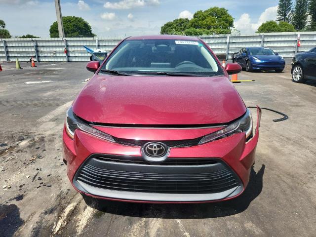 5YFB4MDE2PP001189 - 2023 TOYOTA COROLLA LE أحمر صورة 5