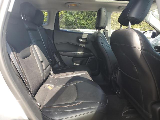 3C4NJDBB3JT117004 - 2018 JEEP COMPASS LATITUDE فضي صورة 11