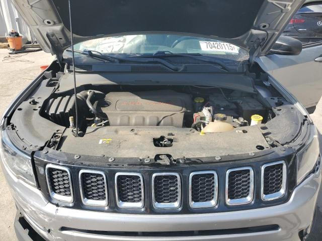 3C4NJDBB3JT117004 - 2018 JEEP COMPASS LATITUDE فضي صورة 12