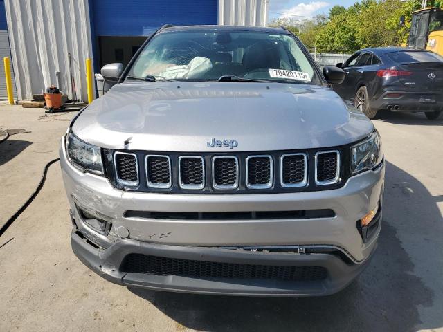 3C4NJDBB3JT117004 - 2018 JEEP COMPASS LATITUDE فضي صورة 5