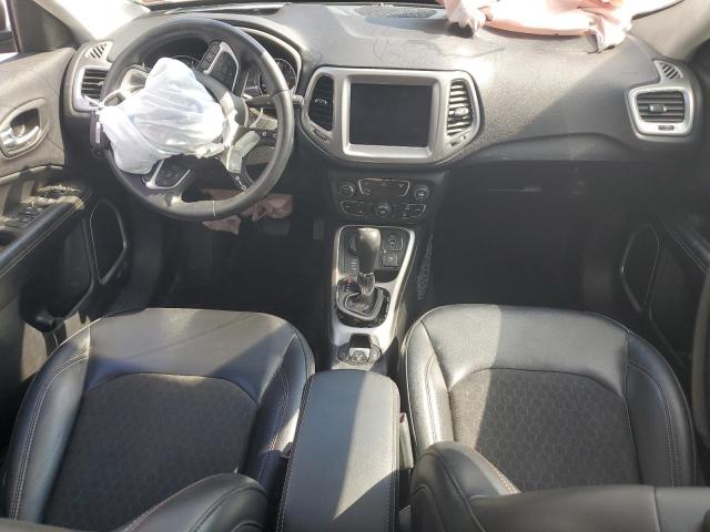 3C4NJDBB3JT117004 - 2018 JEEP COMPASS LATITUDE فضي صورة 8