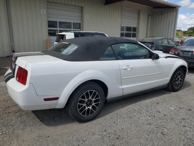 1ZVFT84N675315756 - 2007 FORD MUSTANG WHITE photo 3