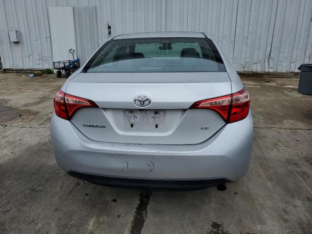 5YFBURHE5JP751300 - 2018 TOYOTA COROLLA L SILVER photo 6