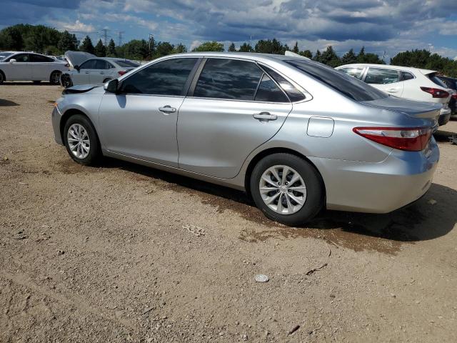 4T4BF1FK4GR543569 - 2016 TOYOTA CAMRY LE SILVER photo 2