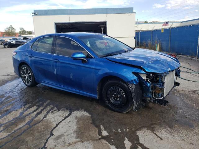 4T1B11HK7JU120126 - 2018 TOYOTA CAMRY L BLUE photo 4