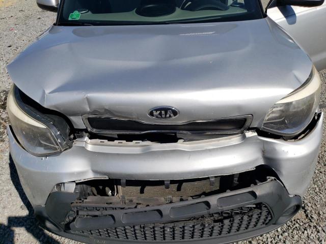 KNDJN2A28F7809098 - 2015 KIA SOUL SILVER photo 11