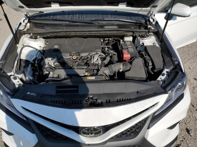 4T1B11HK2JU627399 - 2018 TOYOTA CAMRY L WHITE photo 11