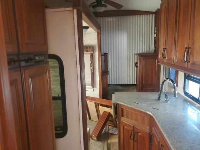 4YDF37522D4701283 - 2013 KEYSTONE MONTANA WHITE photo 5