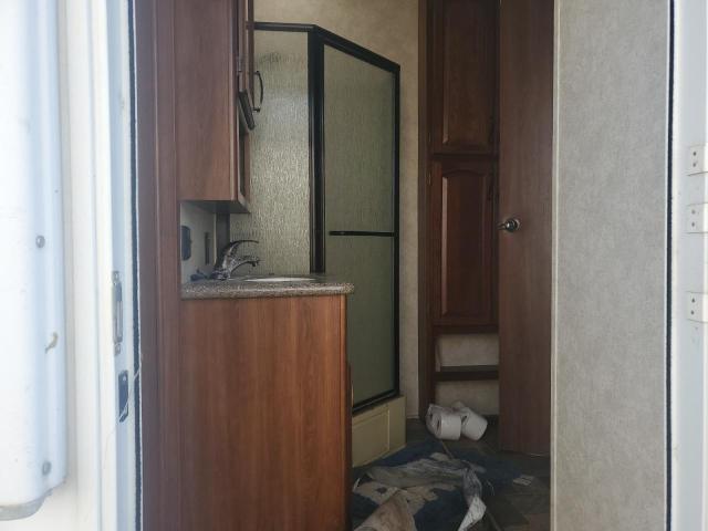 4YDF37522D4701283 - 2013 KEYSTONE MONTANA WHITE photo 6