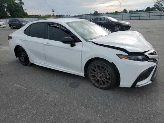 4T1T11AK0PU108830 - 2023 TOYOTA CAMRY SE NIGHT SHADE WHITE photo 4