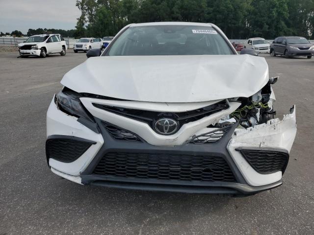 4T1T11AK0PU108830 - 2023 TOYOTA CAMRY SE NIGHT SHADE WHITE photo 5