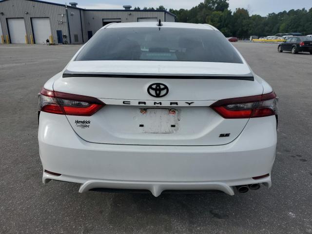 4T1T11AK0PU108830 - 2023 TOYOTA CAMRY SE NIGHT SHADE WHITE photo 6
